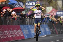 El checo Jan Hirt celebra al cruzar la meta en la 16ma etapa del Giro de Italia que recorrió de Salo a Aprica el martes 24 de mayo del 2022. (Massimo Paolone/LaPresse via AP)