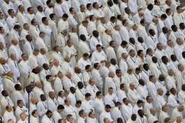 Los sacerdotes asisten a una misa con el Papa Francisco dentro del estadio Velódromo de Marsella, el sábado 23 de septiembre de 2023.