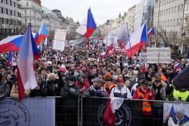 Los manifestantes se reunieron en la Plaza Wenceslao en el centro de Praga para cuestionar la efectividad de las vacunas actuales y rechazar la vacunación de los niños.