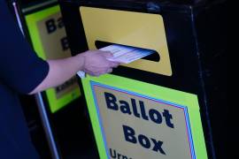 Una persona deposita papeletas de voto por correo en un buzón de entrega de papeletas de voto por correo en el departamento electoral del condado de Clark, 29 de octubre de 2020, en Las Vegas.