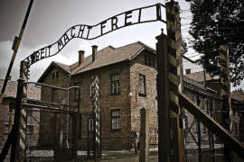 Turistas dañan puerta de Auschwitz