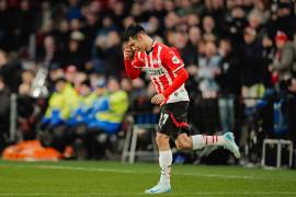 Hirving Lozano entró al campo al minuto 86 mientras la afición del Philips Stadion coreaba su nombre en un emotivo homenaje.