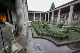 Columnas rodean un patio, en el centro de la antigua Casa de los Vettii romana, en Pompeya, Italia.