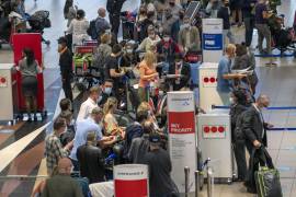 En Holanda, las autoridades de salud confirmaron que hasta ahora 13 personas que llegaron en vuelos desde Sudáfrica el viernes dieron positivo a ómicron.