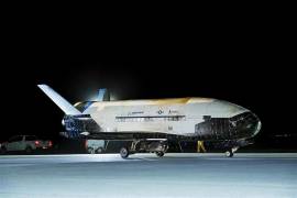 El avión no tripulado X-37B aterrizando en la Base de la Fuerza Espacial Vandenberg viajará al espacio con el sensor inercial cuántico más potente llevado antes, en la que será su octava misión.