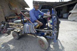 Don Pancho, el saltillense que inventó su propio auto con objetos desechables