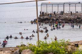 Migrantes intentan cruzar desde Marruecos al enclave español de Ceuta, en el norte de África, el 31 de julio de 2026.