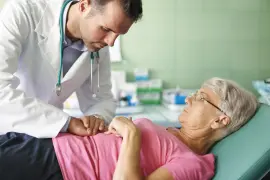 La hepatitis B se transmite por contacto con sangre de personas infectadas y a través de las relaciones sexuales. Además, una madre infectada puede transmitirle el virus a su bebé durante el embarazo o el parto.