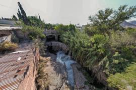 Análisis realizados por la Facultad de Ciencias Químicas identificaron plomo en el agua del Arroyo del Pueblo, un problema que afecta la calidad del agua en la región.