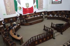 La presidenta de la Junta de Gobierno, Luz Elena Morales, destacó la importancia de reconocer a los primeros pobladores de Sierra Mojada durante la sesión solemne del Congreso.