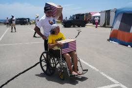 Personas afectadas por los sismos llevan ayuda humanitaria proveniente de Estados Unidos en La Guaira, Venezuela, el 8 de julio del 2026.