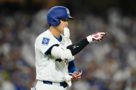 Shohei Ohtani celebra el triunfo con el que los Dodgers de Los Ángeles iniciaron la temporada 2026 de la MLB tras imponerse 8-2 a Diamondbacks de Arizona en Dodger Stadium.