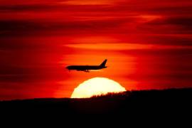 Un avión de pasajeros en fase de aproximación al Aeropuerto Internacional Newark Liberty sobrevuela el sol poniente en Newark, Nueva Jersey, el 27 de marzo de 2019.