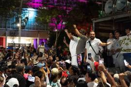 CIUDAD DE MÉXICO, 13OCTUBRE2026.- Jubilados y trabajadores activos del Instituto Mexicano del Seguro Social (IMSS) realizaron un mitin frente a las oficinas del instituto al finalizar la megamarcha, donde varios trabajadores tomaron la palabra para expresar sus demandas y exigir mejores condiciones laborales, un aumento salarial justo, un retiro digno, así como la restitución de Rafael Olivos Hernández como secretario general del Sindicato Nacional de Trabajadores del Seguro Social (SNTSS). FOTO: CAMILA AYALA BENABIB/CUARTOSCURO.COM