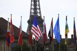 La bandera de Estados Unidos, en el centro, ondea durante una ceremonia en la sede de la UNESCO en París, Francia.