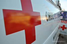 Paramédicos de la Cruz Roja lograron reanimar al menor tras el accidente en la alberca.