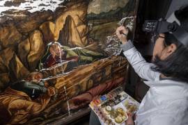 La restauradora Valentina Piovan trabaja en la pintura de Vittore Carpaccio La agonía en el jardín de 1502 en la Escuela Dálmata en Venecia, en Italia el 7 de diciembre de 2022.