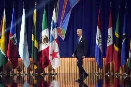 El presidente estadounidense Joe Biden camina al podio para hablar en la ceremonia de inauguración de la Cumbre de las Américas, el miércoles 8 de junio de 2022, en Los Ángeles. (AP Foto/Marcio Jose Sanchez)