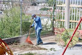 Julio Long, alcaldes de San Juan de Sabinas, encabeza jornada de limpiezas en escuelas