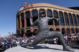 Una estatua del difunto jugador de los Mets de Nueva York, Tom Seaver, se revela fuera de CitiField.