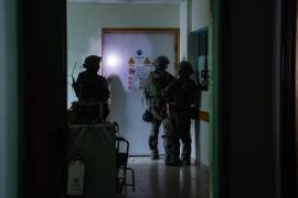Soldados israelíes recorren el área de radiología del hospital Al Shifa en Gaza. El Ejército israelí argumentó que encontró “un centro de mando, armas y activos tecnológicos” en el hospital.