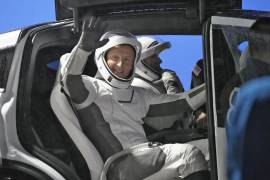 El astronauta Matthias Maurer, de Alemania, saluda mientras se sube a un automóvil antes de un viaje a Launch Pad-39-An el Centro Espacial Kennedy en Cabo Cañaveral, Florida. Maurer se convirtió en el astronauta número 600 en llegar al espacio en 60 años, según la NASA. AP/John Raoux