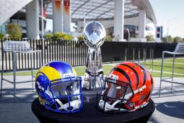 El Trofeo Vince Lombardi de la NFL, flanqueado por un casco de Los Angeles Rams y Cincinnati Bengals a afuera del estadio SoFi en Los Ángeles, California. EFE/EPA/Caroline Brehman