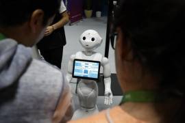 Unos visitantes hablan con el robot ‘Pepper’ en una imagen de archivo de una feria de tecnología.