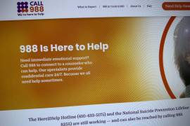 Esta fotografía muestra el sitio web 988helpline.org que ofrece apoyo psicológico.