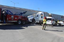 Un tráiler fue embestido por el tren en el bulevar Nazario S. Ortiz.