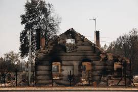 Una casa dañada por los incendios forestales en Blagon, en el suroeste de Francia. Según el Ministerio del Interior francés, 167 mil personas han sido evacuadas y al menos 98 mil hectáreas han ardido.