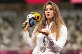 La polaca Maria Andrejczyk, ganadora de una medalla de plata en el lanzamiento de jabalina en los Juegos Olímpicos de Tokio 2020, durante la ceremonia de premiación, el sábado 7 de agosto de 2021.AP/Martin Meissner