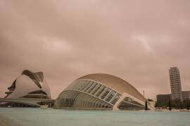 Nubes de color rojo y anaranjado cubren la Ciudad de las Artes y las Ciencias de Valencia, en el este de España.AP/Jorge Gil/Europa Press