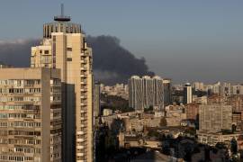 Humo se eleva sobre la capital de Ucrania tras un ataque con drones y misiles rusos contra Kiev, el 7 de septiembre de 2025. Más económicos que las defensas aéreas avanzadas y más versátiles que las opciones de baja tecnología, los láseres se han convertido en una opción popular para las naciones preocupadas por los ataques con drones.