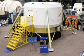 Un prototipo a escala real de la cabina de la tripulación del módulo de aterrizaje Blue Moon Mark 2 de Blue Origin.