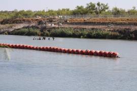 El muro flotante que se puso en el río Bravo, se ha vuelto un desafío a superar para los migrantes.