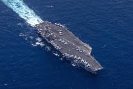 El USS George H.W. Bush navega en el mar Arábigo mientras las fuerzas estadounidenses hacen cumplir el bloqueo naval contra Irán desde el Golfo de Omán y apoyan el Proyecto Libertad en el Estrecho de Ormuz.