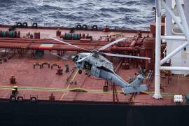 Fotografía difundida en la cuenta oficial en X @DeptofWar del Departamento de Guerra de Estados Unidos de uno de sus helicópteros interceptando un buque petrolero en el océano Índico.