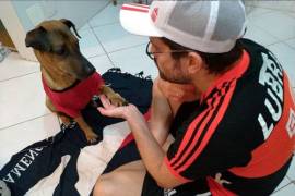 Rifa su boleto de la Libertadores para salvar la vida de su perrito con cáncer