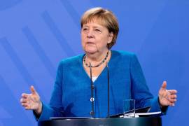 La canciller alemana, Angela Merkel, habla durante la entrega oficial del informe anual del Consejo Nacional de Control Regulatorio (NKR) del presidente del Consejo Nacional de Control Regulatorio en la cancillería de Berlín, Alemania. EFE/EPA/Filip Singer