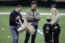 Tom Brady se pone a jugar con los hijos de Brew Brees al finalizar el partido