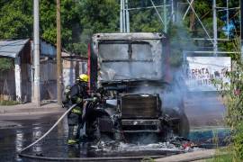 Dos vehículos fueron despojados y posteriormente incendiados en la zona conocida como Costerita y la Prolongación Álvaro Obregón en Culiacán.