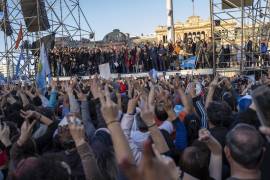 Decenas de miles de seguidores de la vicepresidenta argentina Cristina Fernández tomaron ayer a las calles para expresarle su apoyo.