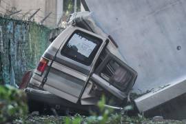 Una estructura de concreto del Tren Interurbano México-Toluca cayó mientras una grúa realizaba maniobras en las inmediaciones de Observatorio, dos automóviles que se encontraban en las inmediaciones sufrieron daños.