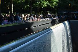 La gente recuerda a las víctimas en el 20 aniversario del ataque del 11 de septiembre en el World Trade Center de Nueva York, Estados Unidos, 11 de septiembre de 2021. EFE/EPA/David Handschuh