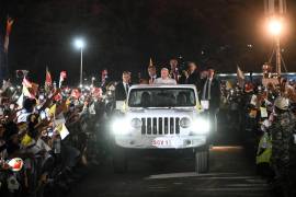 El Papa Francisco saluda desde el papamóvil en una misa en la Explanada de Taci Tolu, en Dili, Timor Oriental.