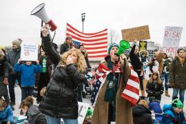 Stand for Health Freedom se ha consolidado como parte de un movimiento que promueve la “libertad médica”, rechazando mandatos de vacunación y otras medidas de salud pública. | Foto: The New York Times