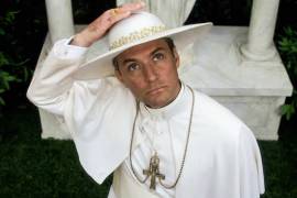 Se burlan del “Papa Joven” de la serie con Jude Law