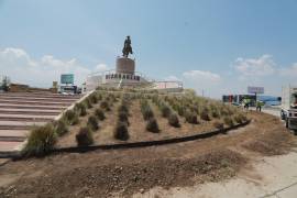 Cuadrillas municipales rehabilitan jardineras en el monumento a Venustiano Carranza, punto emblemático de entrada a Saltillo.