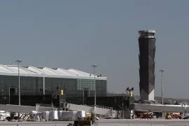 El Gobierno Federal trazó una meta de 2.4 millones de pasajeros para el primer año del AIFA, pero el aeropuerto apenas pudo transportar a 264 mil 302 viajeros.